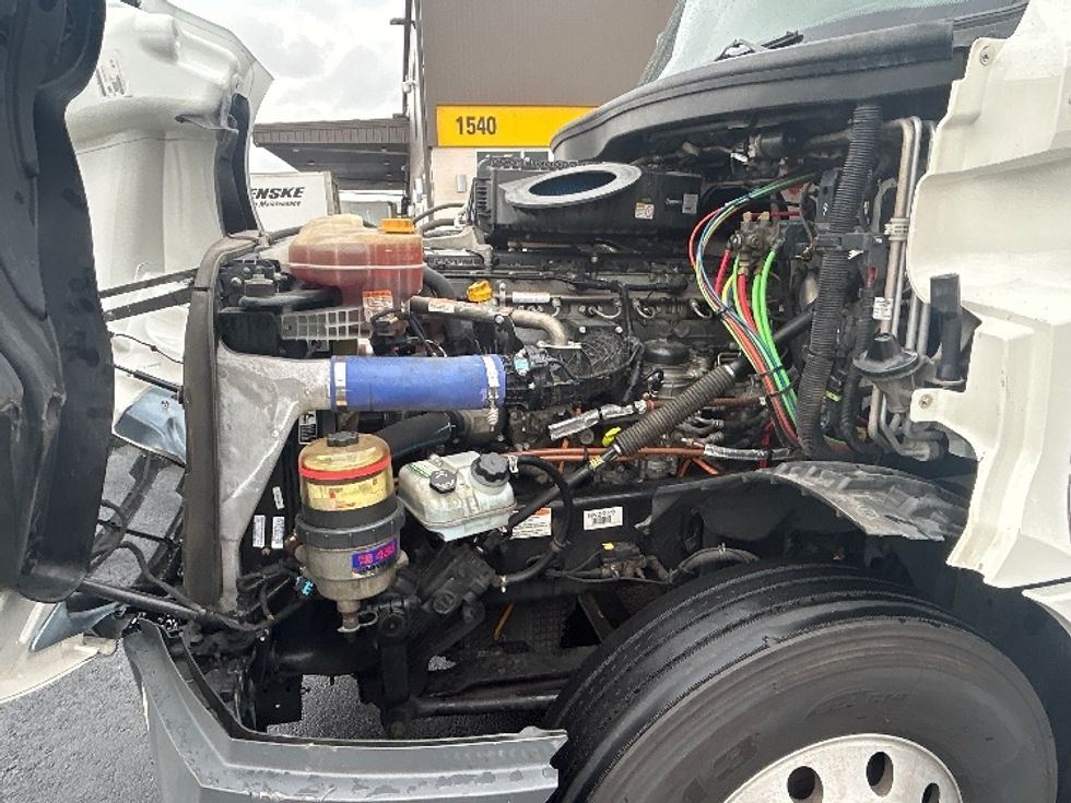 Sleeper Tractor-Heavy Duty Tractors-Freightliner-2022-T12664ST-Linden-NJ-410,451\n\t\tmiles-$ 77,000 - Image 21