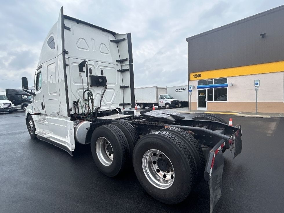 Sleeper Tractor-Heavy Duty Tractors-Freightliner-2022-T12664ST-Linden-NJ-410,451\n\t\tmiles-$ 77,000 - Image 5