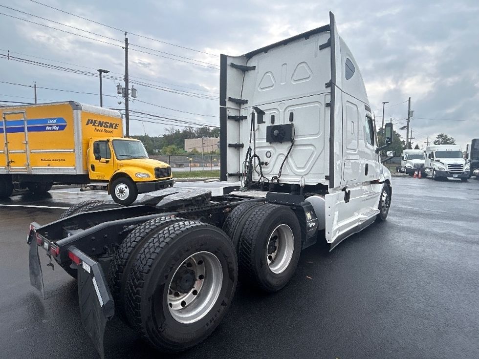 Sleeper Tractor-Heavy Duty Tractors-Freightliner-2022-T12664ST-Linden-NJ-410,451\n\t\tmiles-$ 77,000 - Image 7