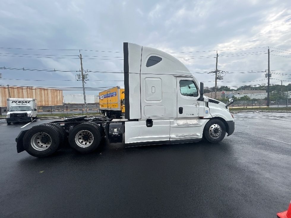 Sleeper Tractor-Heavy Duty Tractors-Freightliner-2022-T12664ST-Linden-NJ-410,451\n\t\tmiles-$ 77,000 - Image 8