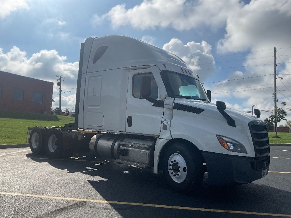 Sleeper Tractor-Heavy Duty Tractors-Freightliner-2022-T12664ST-Linden-NJ-521,299\n\t\tmiles-$ 75,000 - Image 1