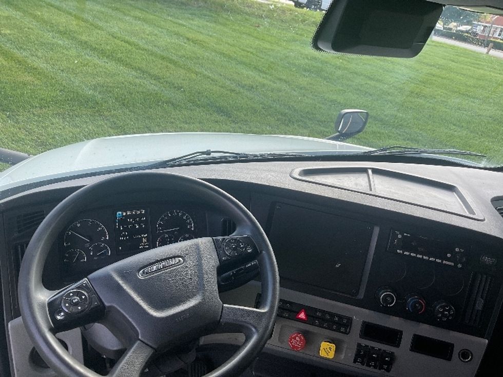 Sleeper Tractor-Heavy Duty Tractors-Freightliner-2022-T12664ST-Linden-NJ-521,299\n\t\tmiles-$ 75,000 - Image 11