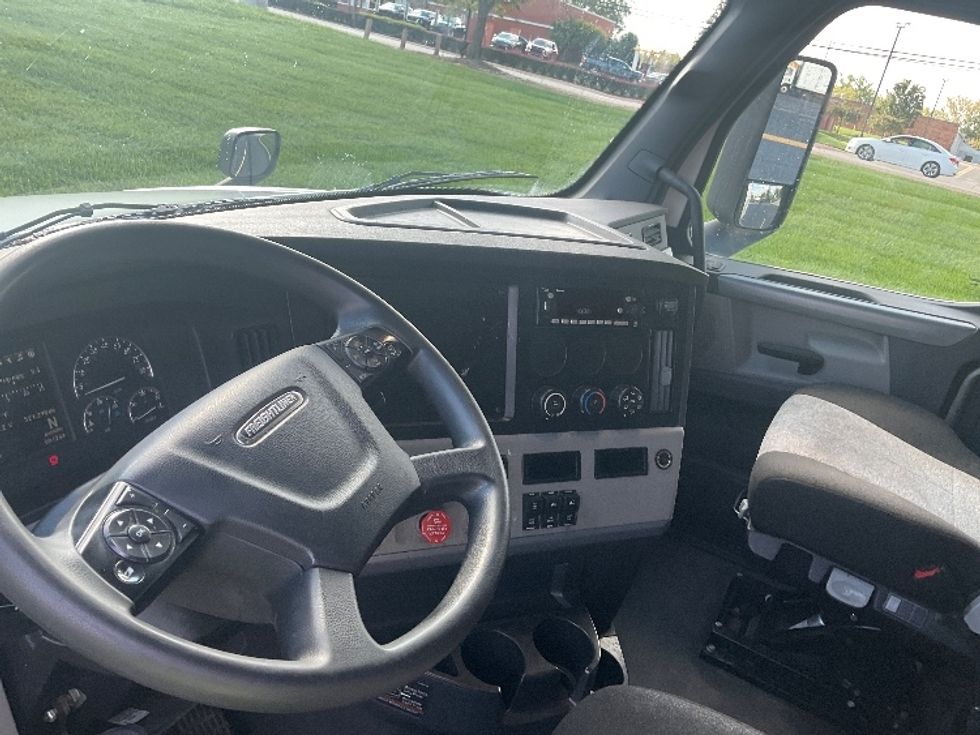 Sleeper Tractor-Heavy Duty Tractors-Freightliner-2022-T12664ST-Linden-NJ-521,299\n\t\tmiles-$ 75,000 - Image 12