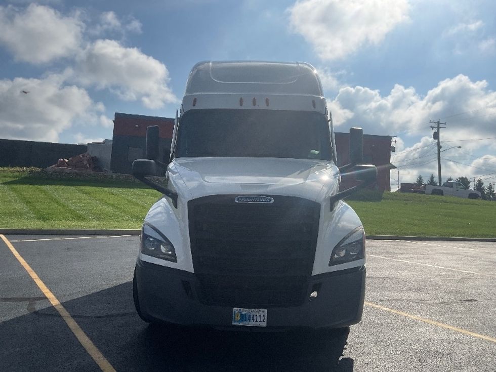 Sleeper Tractor-Heavy Duty Tractors-Freightliner-2022-T12664ST-Linden-NJ-521,299\n\t\tmiles-$ 75,000 - Image 2