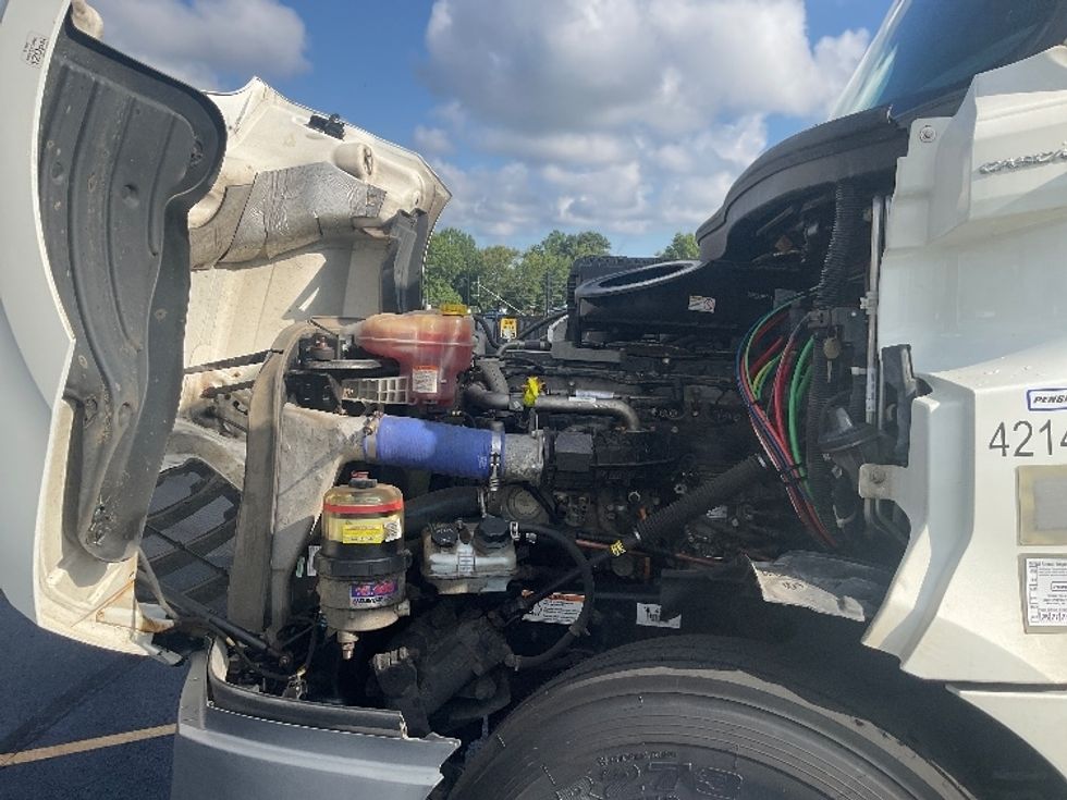 Sleeper Tractor-Heavy Duty Tractors-Freightliner-2022-T12664ST-Linden-NJ-521,299\n\t\tmiles-$ 75,000 - Image 21