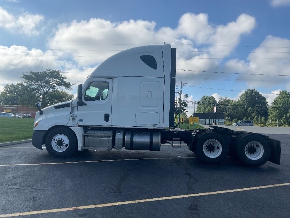 Sleeper Tractor-Heavy Duty Tractors-Freightliner-2022-T12664ST-Linden-NJ-521,299\n\t\tmiles-$ 75,000 - Image 4