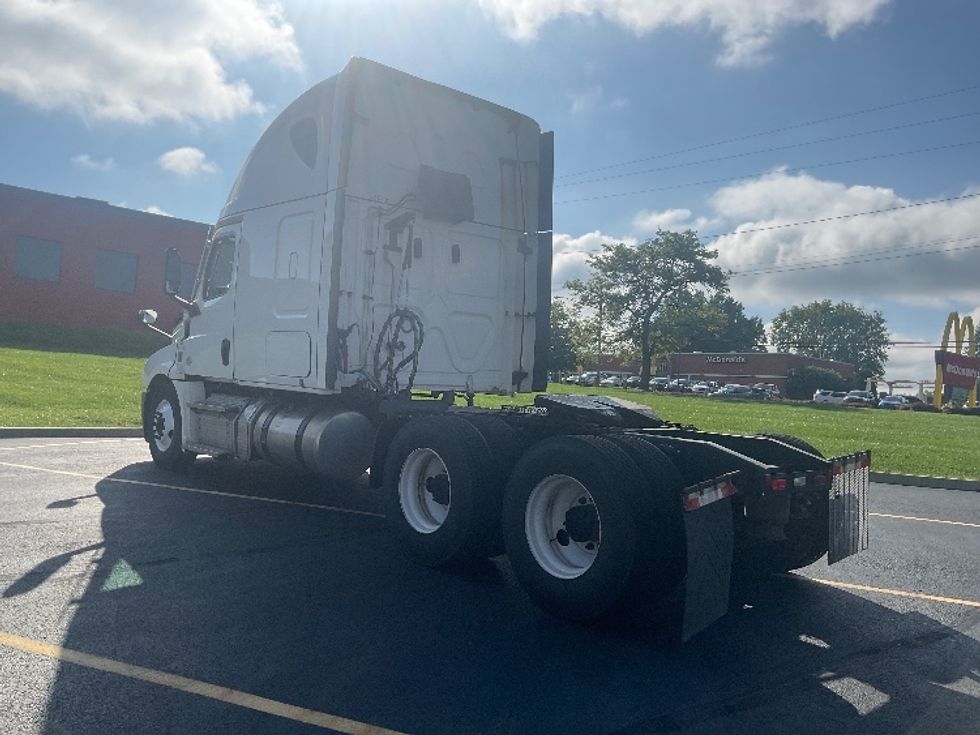 Sleeper Tractor-Heavy Duty Tractors-Freightliner-2022-T12664ST-Linden-NJ-521,299\n\t\tmiles-$ 75,000 - Image 5