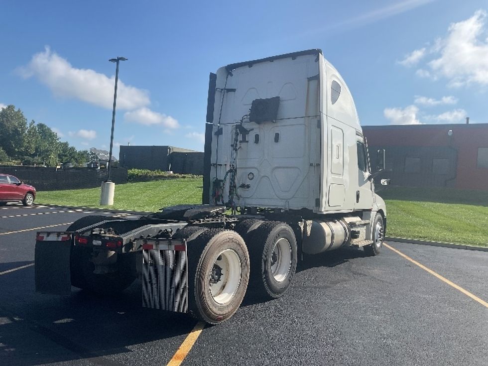 Sleeper Tractor-Heavy Duty Tractors-Freightliner-2022-T12664ST-Linden-NJ-521,299\n\t\tmiles-$ 75,000 - Image 7