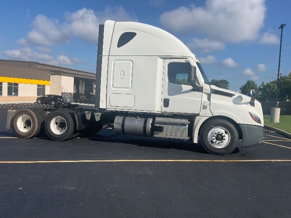 Sleeper Tractor-Heavy Duty Tractors-Freightliner-2022-T12664ST-Linden-NJ-521,299\n\t\tmiles-$ 75,000 - Image 8