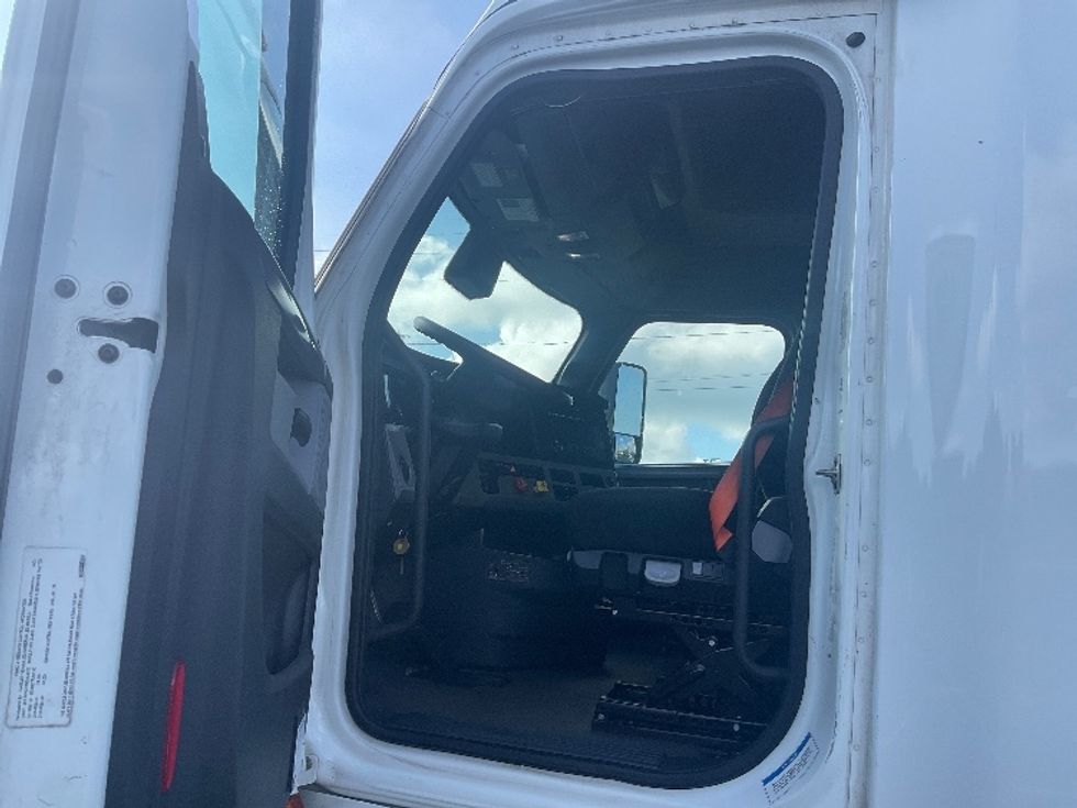 Sleeper Tractor-Heavy Duty Tractors-Freightliner-2022-T12664ST-Linden-NJ-521,299\n\t\tmiles-$ 75,000 - Image 9