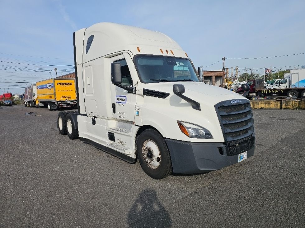Sleeper Tractor-Heavy Duty Tractors-Freightliner-2022-T12664ST-Linden-NJ-529,414\n\t\tmiles-$ 65,750 - Image 1