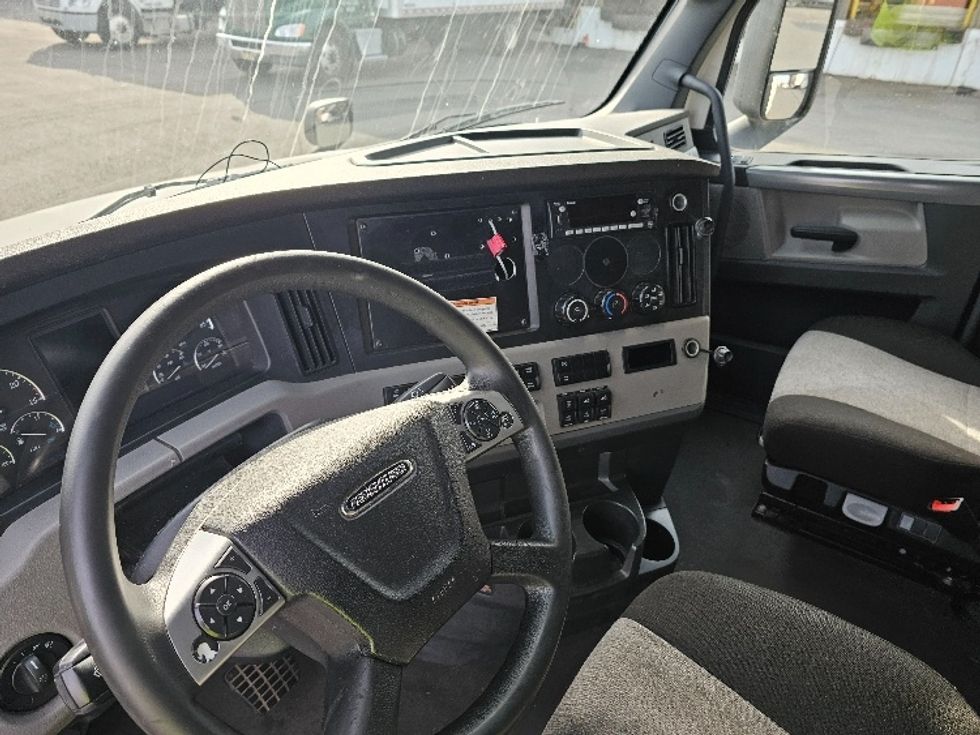 Sleeper Tractor-Heavy Duty Tractors-Freightliner-2022-T12664ST-Linden-NJ-529,414\n\t\tmiles-$ 65,750 - Image 10