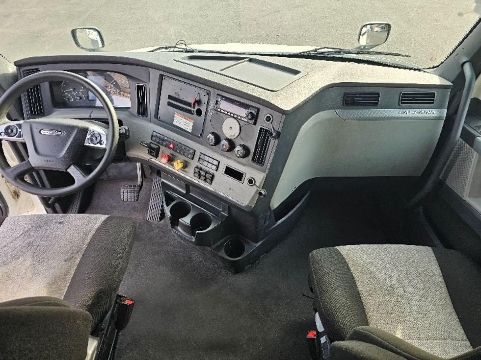 Sleeper Tractor-Heavy Duty Tractors-Freightliner-2022-T12664ST-Linden-NJ-529,414\n\t\tmiles-$ 65,750 - Image 12