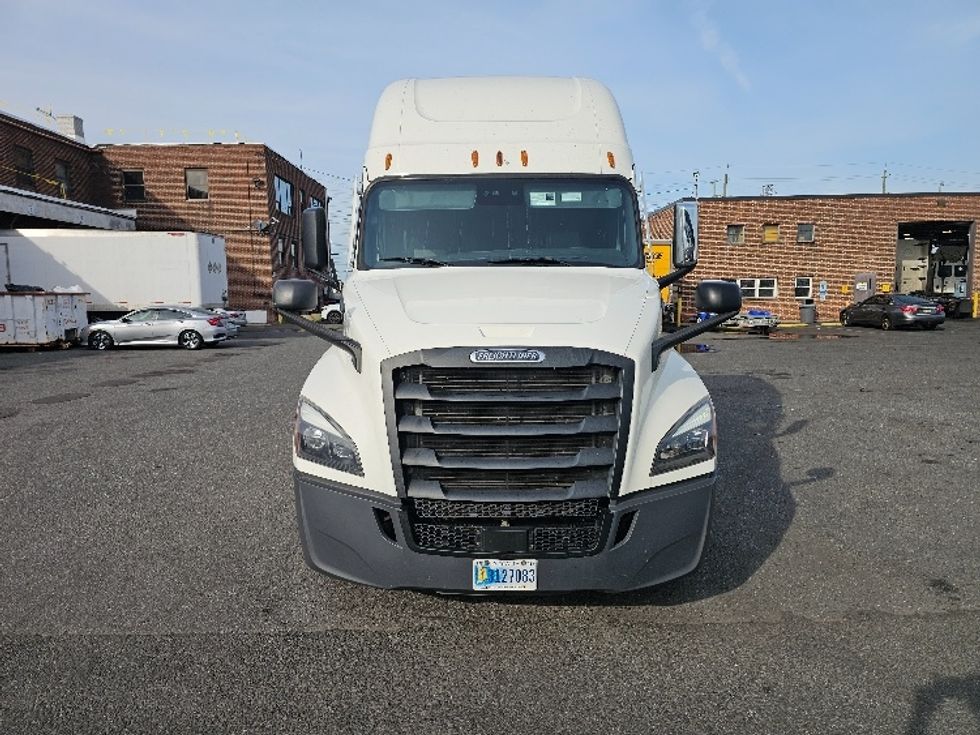 Sleeper Tractor-Heavy Duty Tractors-Freightliner-2022-T12664ST-Linden-NJ-529,414\n\t\tmiles-$ 65,750 - Image 2