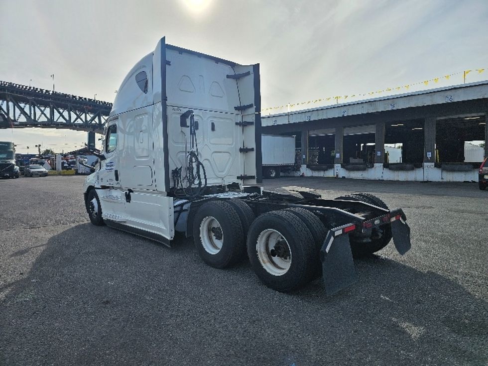 Sleeper Tractor-Heavy Duty Tractors-Freightliner-2022-T12664ST-Linden-NJ-529,414\n\t\tmiles-$ 65,750 - Image 5