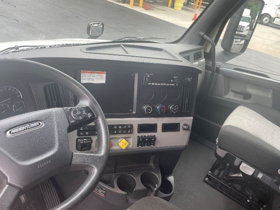 Sleeper Tractor-Heavy Duty Tractors-Freightliner-2022-T12664ST-Lithia Springs-GA-454,372\n\t\tmiles-$ 75,750 - Image 11