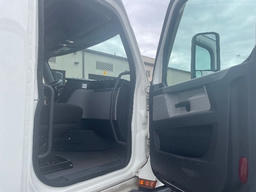 Sleeper Tractor-Heavy Duty Tractors-Freightliner-2022-T12664ST-Lithia Springs-GA-454,372\n\t\tmiles-$ 75,750 - Image 13