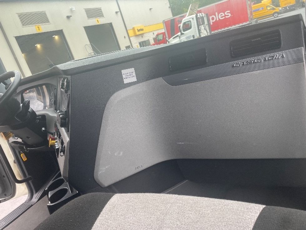 Sleeper Tractor-Heavy Duty Tractors-Freightliner-2022-T12664ST-Lithia Springs-GA-454,372\n\t\tmiles-$ 75,750 - Image 14