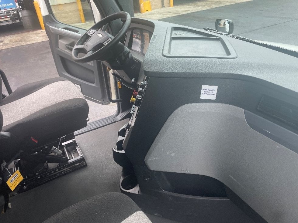 Sleeper Tractor-Heavy Duty Tractors-Freightliner-2022-T12664ST-Lithia Springs-GA-454,372\n\t\tmiles-$ 75,750 - Image 15