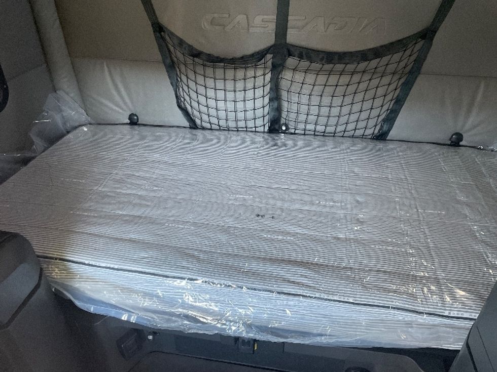 Sleeper Tractor-Heavy Duty Tractors-Freightliner-2022-T12664ST-Lithia Springs-GA-454,372\n\t\tmiles-$ 75,750 - Image 16