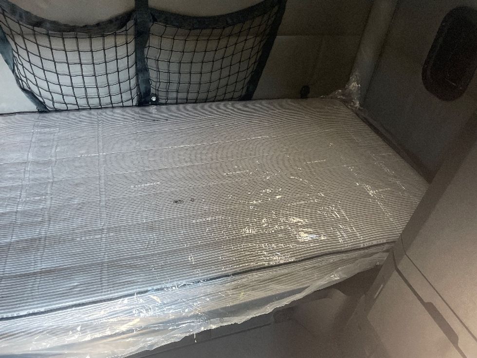 Sleeper Tractor-Heavy Duty Tractors-Freightliner-2022-T12664ST-Lithia Springs-GA-454,372\n\t\tmiles-$ 75,750 - Image 17