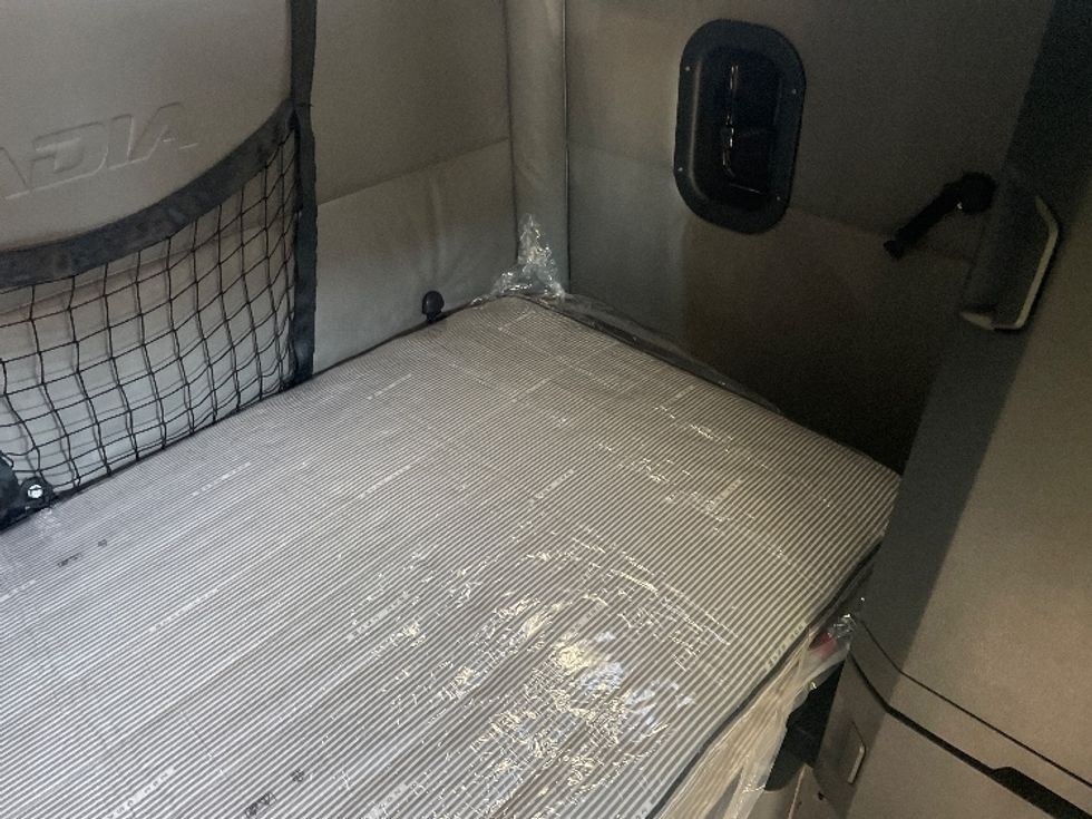 Sleeper Tractor-Heavy Duty Tractors-Freightliner-2022-T12664ST-Lithia Springs-GA-454,372\n\t\tmiles-$ 75,750 - Image 18