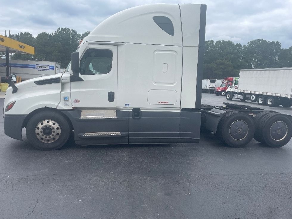 Sleeper Tractor-Heavy Duty Tractors-Freightliner-2022-T12664ST-Lithia Springs-GA-454,372\n\t\tmiles-$ 75,750 - Image 4