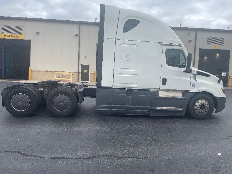 Sleeper Tractor-Heavy Duty Tractors-Freightliner-2022-T12664ST-Lithia Springs-GA-454,372\n\t\tmiles-$ 75,750 - Image 8