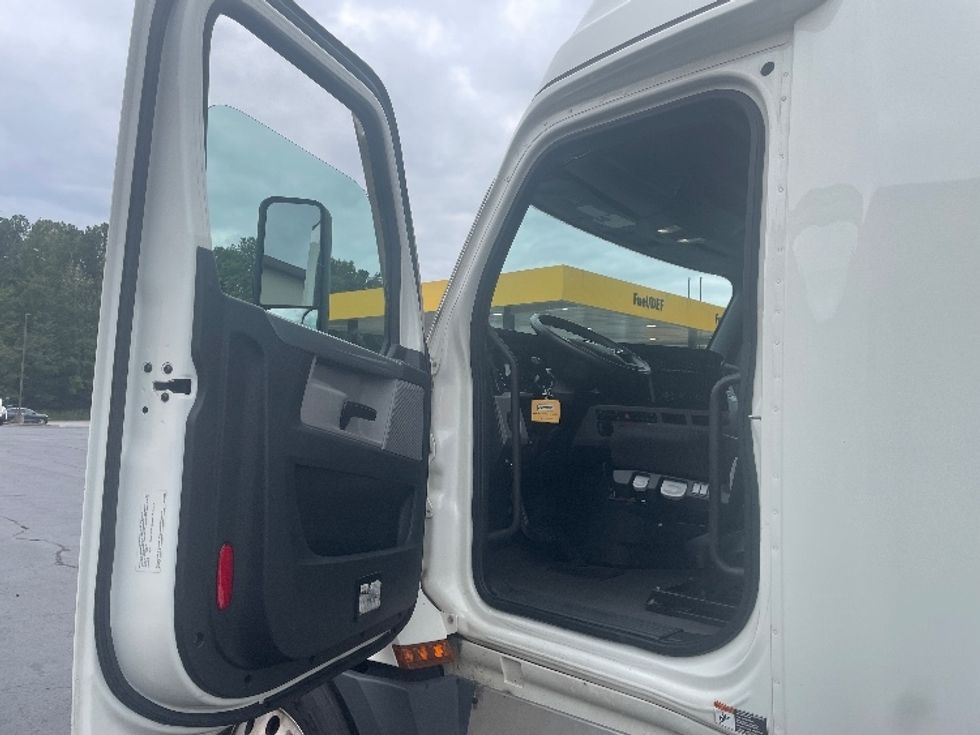 Sleeper Tractor-Heavy Duty Tractors-Freightliner-2022-T12664ST-Lithia Springs-GA-454,372\n\t\tmiles-$ 75,750 - Image 9
