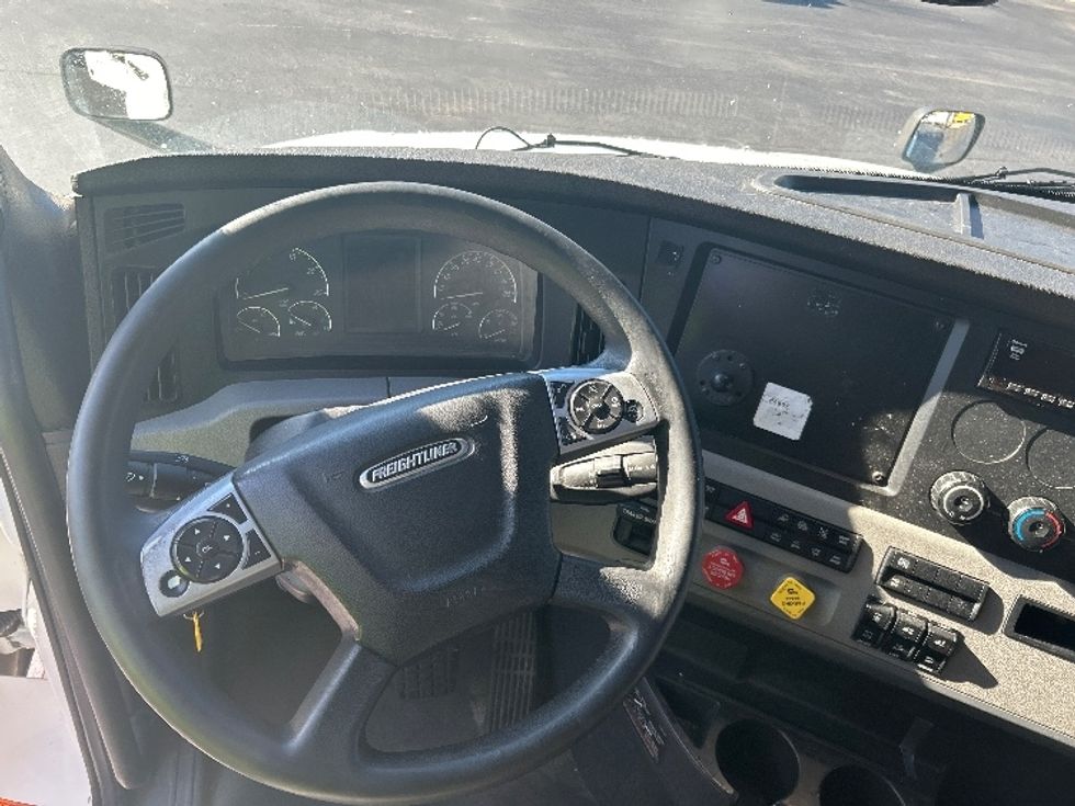 Sleeper Tractor-Heavy Duty Tractors-Freightliner-2022-T12664ST-Lithia Springs-GA-770,620\n\t\tmiles-$ 58,000 - Image 11