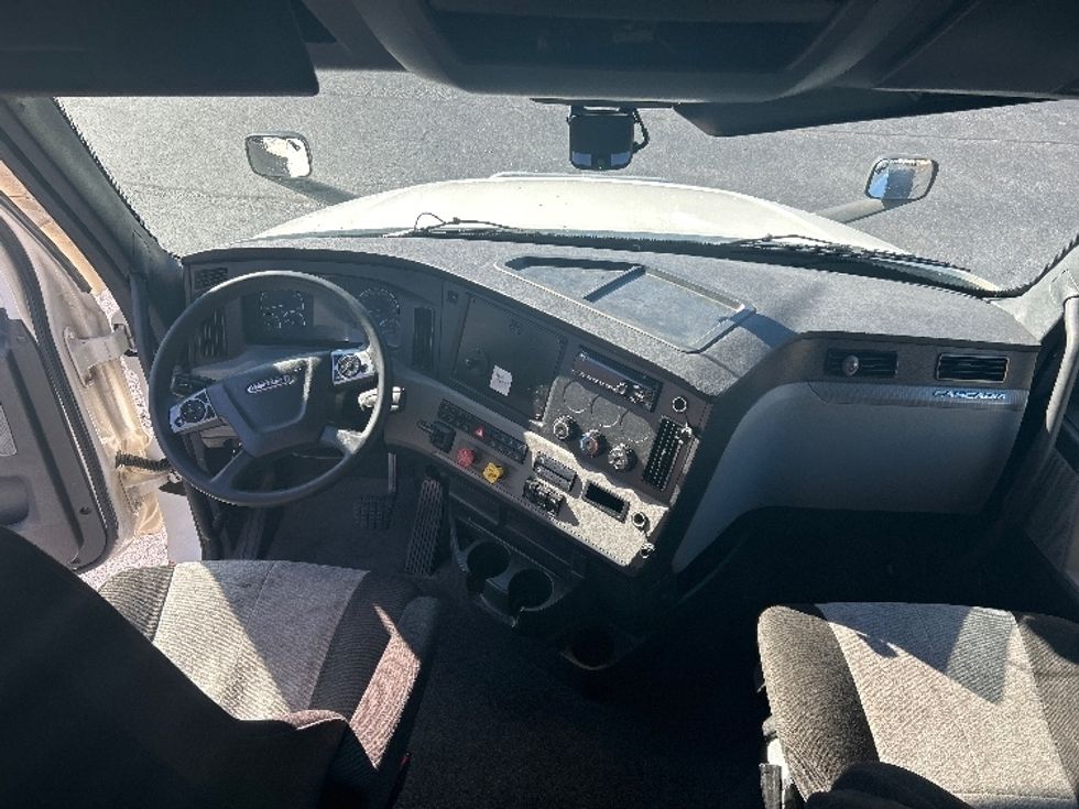 Sleeper Tractor-Heavy Duty Tractors-Freightliner-2022-T12664ST-Lithia Springs-GA-770,620\n\t\tmiles-$ 58,000 - Image 12