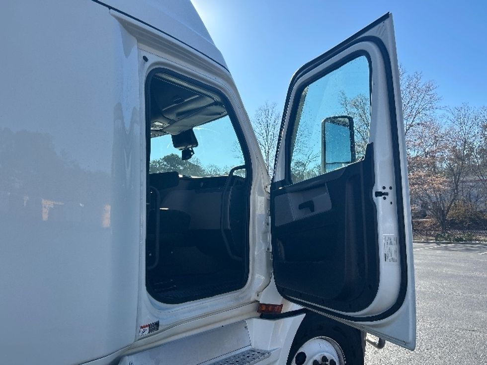 Sleeper Tractor-Heavy Duty Tractors-Freightliner-2022-T12664ST-Lithia Springs-GA-770,620\n\t\tmiles-$ 58,000 - Image 13