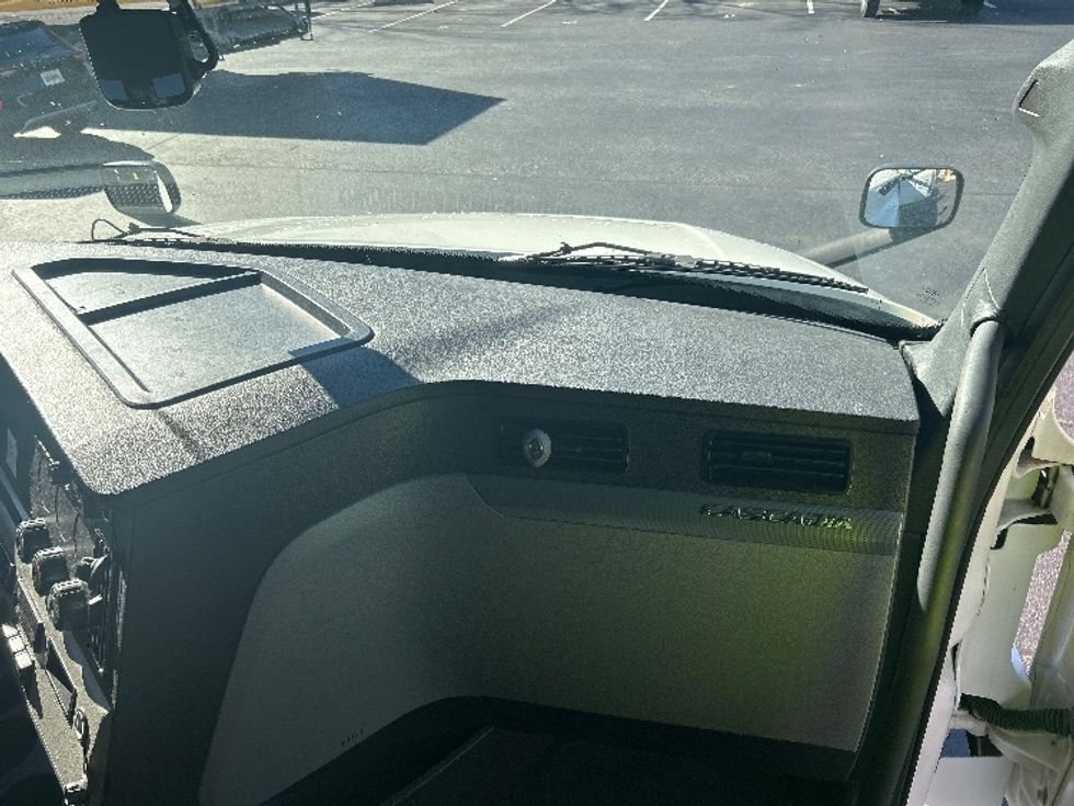 Sleeper Tractor-Heavy Duty Tractors-Freightliner-2022-T12664ST-Lithia Springs-GA-770,620\n\t\tmiles-$ 58,000 - Image 14