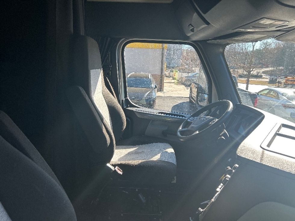 Sleeper Tractor-Heavy Duty Tractors-Freightliner-2022-T12664ST-Lithia Springs-GA-770,620\n\t\tmiles-$ 58,000 - Image 15