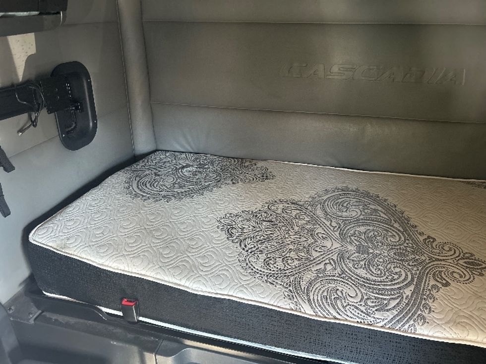 Sleeper Tractor-Heavy Duty Tractors-Freightliner-2022-T12664ST-Lithia Springs-GA-770,620\n\t\tmiles-$ 58,000 - Image 16