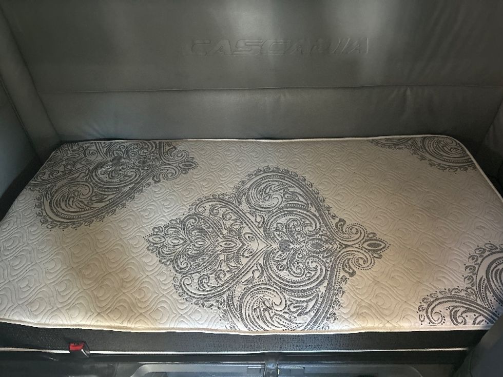 Sleeper Tractor-Heavy Duty Tractors-Freightliner-2022-T12664ST-Lithia Springs-GA-770,620\n\t\tmiles-$ 58,000 - Image 17