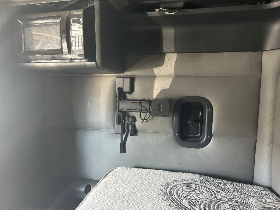 Sleeper Tractor-Heavy Duty Tractors-Freightliner-2022-T12664ST-Lithia Springs-GA-770,620\n\t\tmiles-$ 58,000 - Image 19