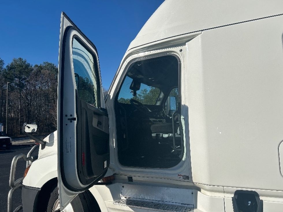 Sleeper Tractor-Heavy Duty Tractors-Freightliner-2022-T12664ST-Lithia Springs-GA-770,620\n\t\tmiles-$ 58,000 - Image 9