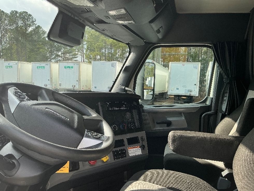 Sleeper Tractor-Heavy Duty Tractors-Freightliner-2022-T12664ST-Lithia Springs-GA-772,019\n\t\tmiles-$ 41,250 - Image 10