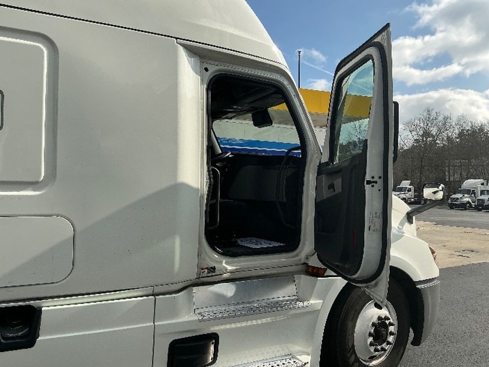 Sleeper Tractor-Heavy Duty Tractors-Freightliner-2022-T12664ST-Lithia Springs-GA-772,019\n\t\tmiles-$ 41,250 - Image 13