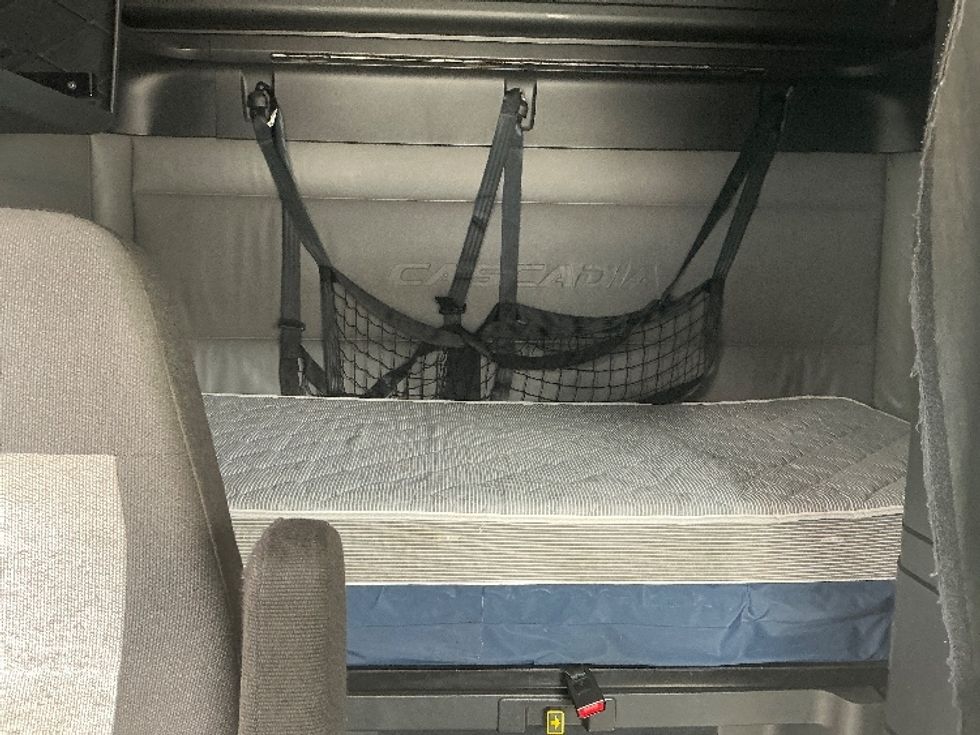 Sleeper Tractor-Heavy Duty Tractors-Freightliner-2022-T12664ST-Lithia Springs-GA-772,019\n\t\tmiles-$ 41,250 - Image 16