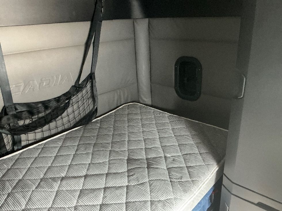 Sleeper Tractor-Heavy Duty Tractors-Freightliner-2022-T12664ST-Lithia Springs-GA-772,019\n\t\tmiles-$ 41,250 - Image 17