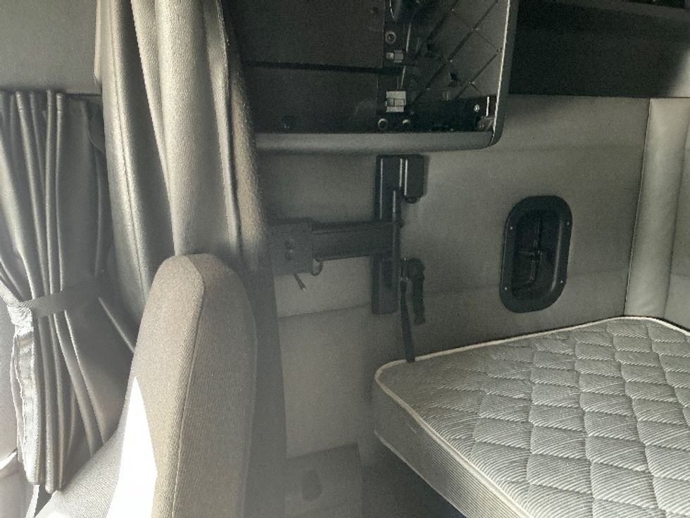 Sleeper Tractor-Heavy Duty Tractors-Freightliner-2022-T12664ST-Lithia Springs-GA-772,019\n\t\tmiles-$ 41,250 - Image 19