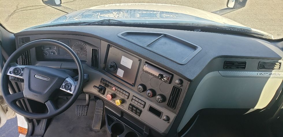 Sleeper Tractor-Heavy Duty Tractors-Freightliner-2022-T12664ST-Little Rock-AR-428,868\n\t\tmiles-$ 75,000 - Image 12