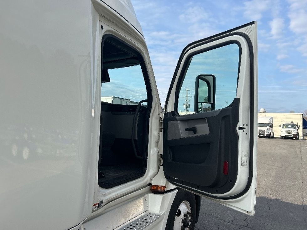 Sleeper Tractor-Heavy Duty Tractors-Freightliner-2022-T12664ST-Little Rock-AR-428,868\n\t\tmiles-$ 75,000 - Image 13