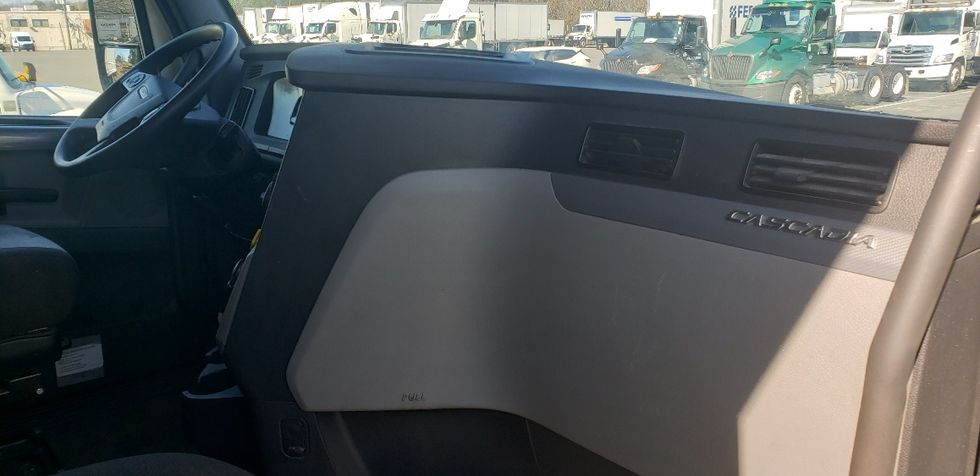 Sleeper Tractor-Heavy Duty Tractors-Freightliner-2022-T12664ST-Little Rock-AR-428,868\n\t\tmiles-$ 75,000 - Image 15