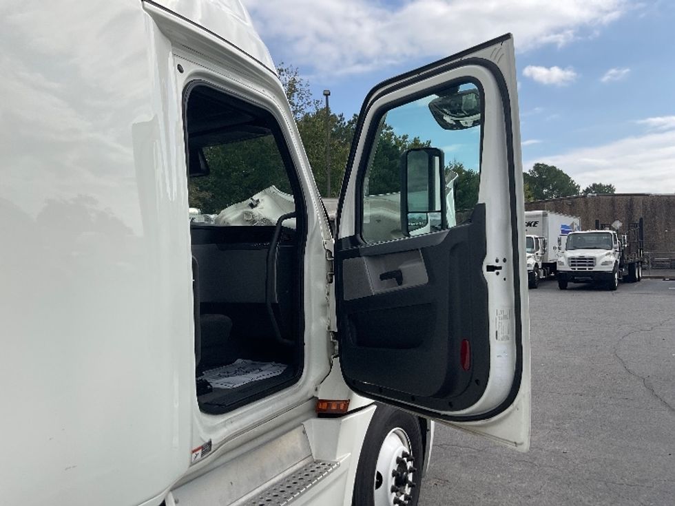 Sleeper Tractor-Heavy Duty Tractors-Freightliner-2022-T12664ST-Little Rock-AR-477,409\n\t\tmiles-$ 73,500 - Image 13
