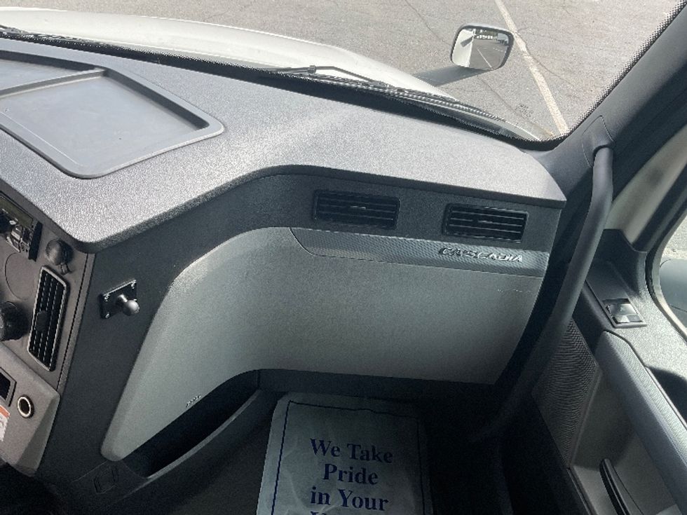 Sleeper Tractor-Heavy Duty Tractors-Freightliner-2022-T12664ST-Little Rock-AR-477,409\n\t\tmiles-$ 73,500 - Image 14