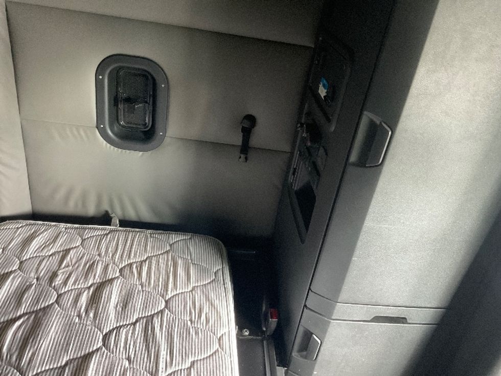 Sleeper Tractor-Heavy Duty Tractors-Freightliner-2022-T12664ST-Little Rock-AR-477,409\n\t\tmiles-$ 73,500 - Image 18