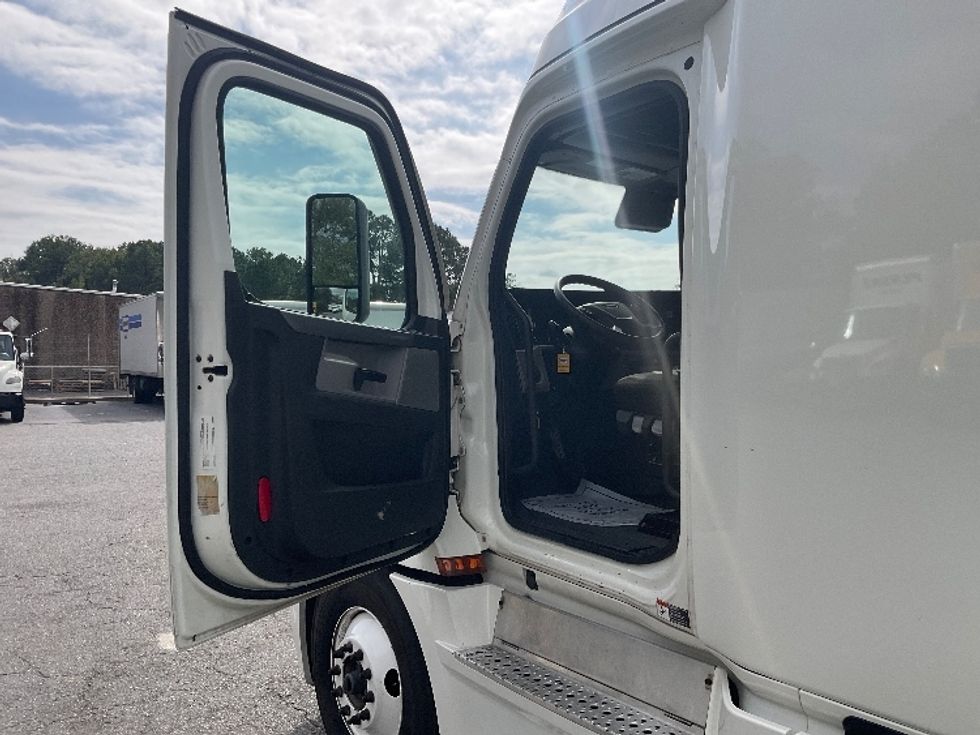 Sleeper Tractor-Heavy Duty Tractors-Freightliner-2022-T12664ST-Little Rock-AR-477,409\n\t\tmiles-$ 73,500 - Image 9